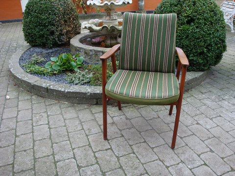 Armstol i teaktræ dansk design. Stolen er af super kvalitet.  Sædehøjde 46 cm.
5000 m2 udstilling