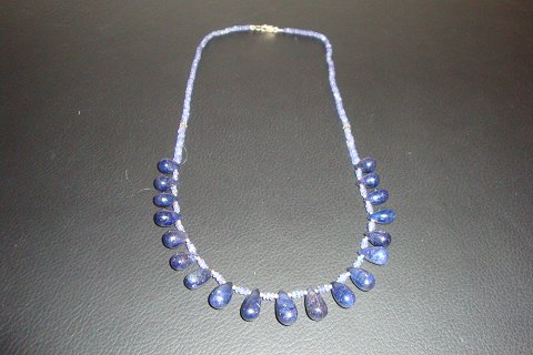 A necklace with sapphire and tanzanite approx. 160 ct. 
Length 50 cm. 5000 m2 showroom.
