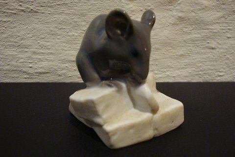 RC Figurine no 510, mice on sugar.  Several different figurines in stock at the 
moment.  
5000 m2 showroom.