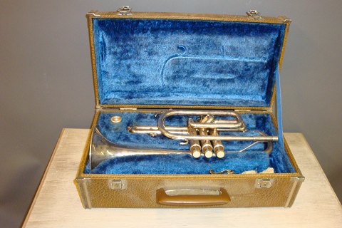 Trumpet, model Yamaha YCR 2315 in the original box and accessories from the 
1950s.
5000m2 showroom.
