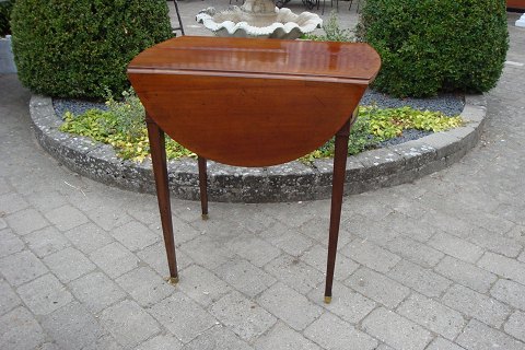 Mahogany  table from year 1810 to 1830. Fine in polishing. 5000 m2 showroom