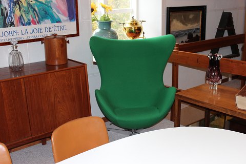 Chair - The Egg designed by Arne Jacobsen with tilt function in green wool.
5000 m2 showroom