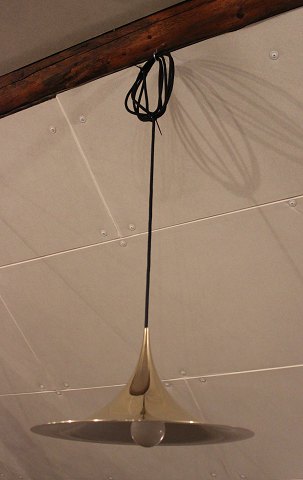 Gubi semi loft lampe i messing designet af Claus Bonderup.  
5000m2 udstilling.
