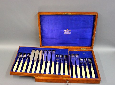 Mappin and Webb fish-cutlery with cutlery box.
5000m2 showroom.