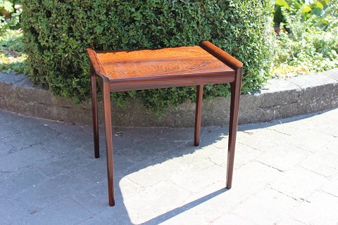 Lamp table/side table in rosewood with high edges on the sides. The table is of 
Danish Design from 1960s. 
5000m2 showroom.