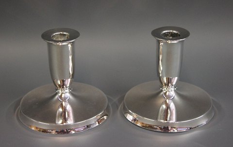 A pair of round candlesticks in 925 sterling, Denmark. The candlesticks are by 
Just Andersen and with the number 141. 
5000m2 showroom.