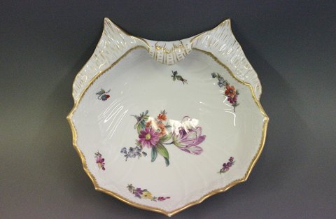 Royal Copenhagen Saxon flower. Oister shaped bowl no. 1607.
5000m2 showroom.