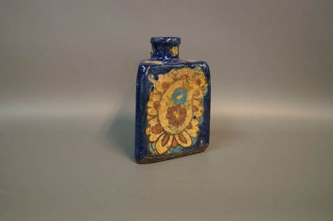 Trekantet keramik vase med blomstermotiv fra 1940erne af ukendt keramiker.
5000m2 udstilling.