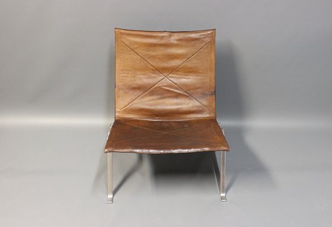 Easy Chair, model PK22, in original patinated leather and brushed steel. 
Designed by Poul Kjærholm in 1956 and manufactured by E. Kold Christensen.
5000m2 showroom.
