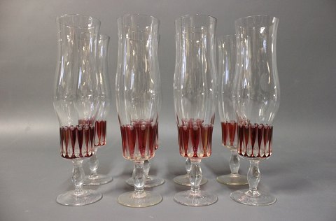 Otte champagneglas med rødt mønster.
5000m2 udstilling.
