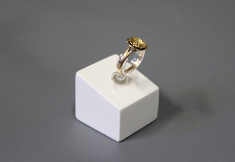 Flower ring in 14 ct. gold. Size 55.
5000m2 showroom. 
