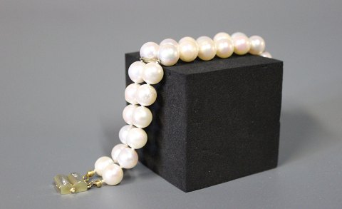Bracelet of cultured Pearls with a 14ct. gold Lock with four diamonds. 
5000m2 showroom.