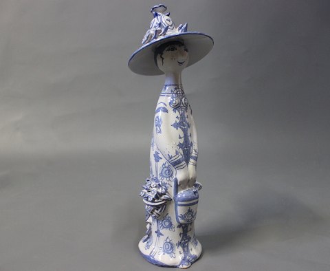 Ceramic figurine 
"Summer", M21, from the series "The four seasons" designed by Bjoern Wiinblad.
5000m2 showroom.