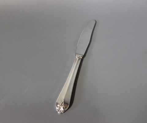 Middagskniv i Diana, tretårnet sølv.
5000m2 udstilling.