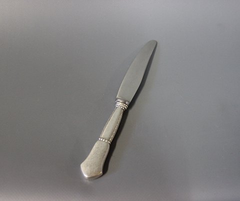 Frokostkniv i Louise, tretårnet sølv.
5000m2 udstilling.