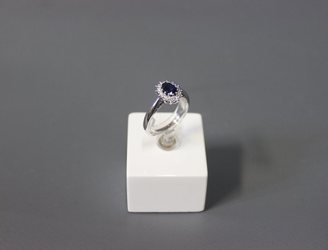 Ring in 14 ct. White gold with sapphires and 12 small diamonds by Scrouples.
5000m2 showroom.