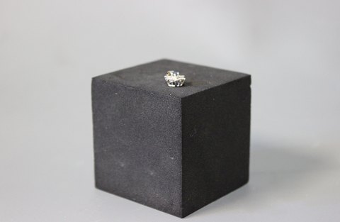 Lille vedhæng i 14 kt. hvidguld med safir og 6 små diamanter.
5000m2 udstilling.
