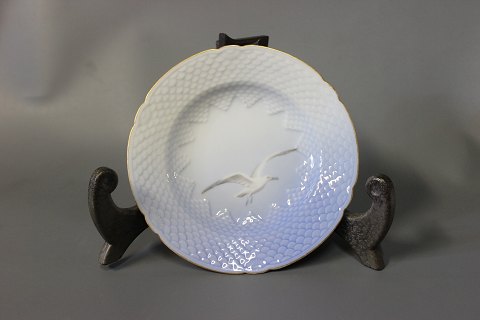 Side plate with gilded edge, Sea Gull by B&G.
5000m2 showroom.