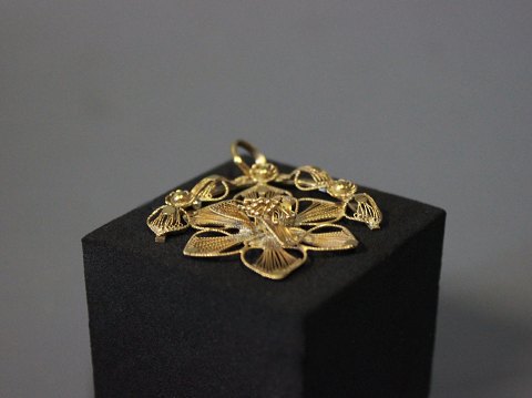 Beautiful gilded pendant.
5000m2 showroom.