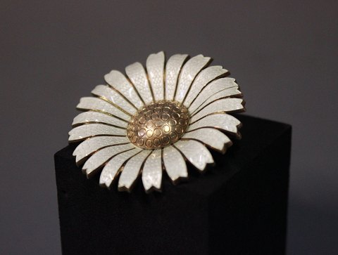 Daisy brooch by A. Michelsen. Gilded 925 sterling and White enamel.
5000m2 showroom.