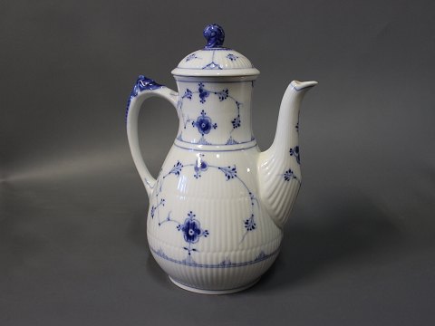 B&G blue fluted/-painted ribbed coffee jug, stamped #18.
5000m2 showroom.
