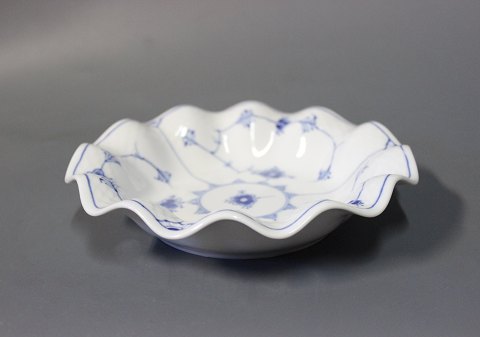 B&G blue fluted/-painted bowl with wavy edge, #227.
5000m2 showroom.