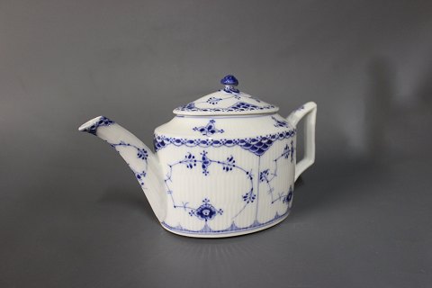 Royal Copenhagen blue fluted half lace rare oval teapot, #1/684.
5000m2 showroom.
