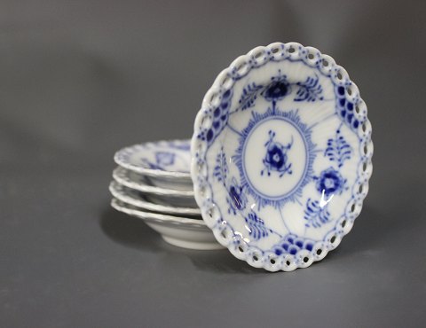 Royal Copenhagen blue fluted lace small plates for example for butter, #1/1004.
5000m2 showroom.