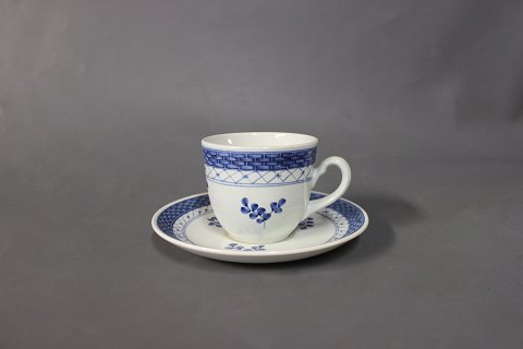 Coffee cup and saucer by Aluminia, 992.
5000m2 showroom.