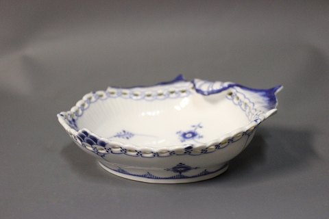 Royal Copenhagen blue fluted lace bowl, #1/1075.
5000m2 showroom.
