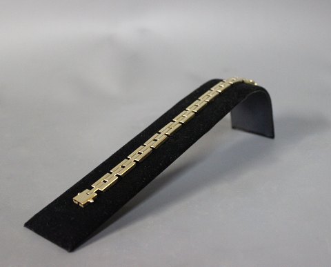 Block-bracelet in 14 ct. gold. 
5000m2 showroom.
