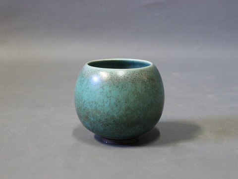 Small Saxbo vase in turquoise glaze and numbered 11.
5000m2 showroom.