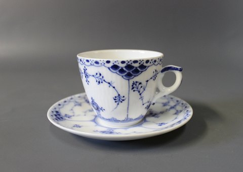 Royal Copenhagen blue fluted half lace small coffee cup with saucer, no.: 1/719.
5000m2 showroom.