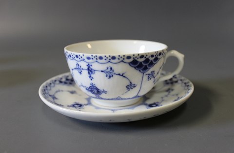 Royal Copenhagen blue fluted half lace teacup, nr.: 1/713.
5000m2 showroom.