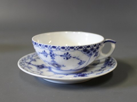 Royal Copenhagen blue fluted half lace small teacup, no.: 1/526.
5000m2 showroom.
