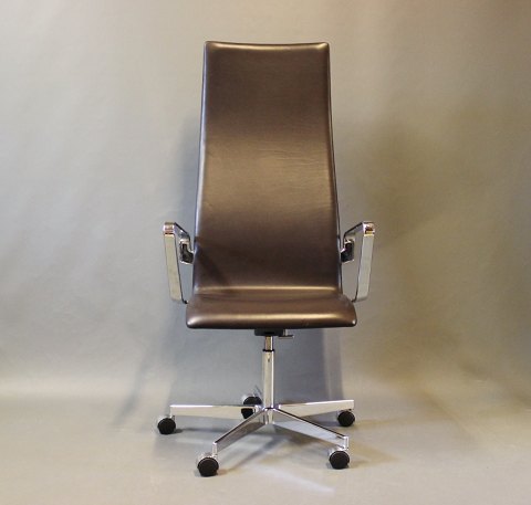 The Oxford classic office chair, model 3292C, in Dark brown elegance leather. 
5000m2 showroom.