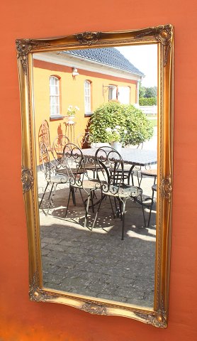 Large mirror with a gilded frame from around the 1930s.
5000m2 showroom.
