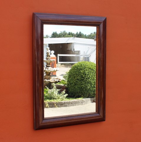 Small mirror in polished mahogany decorated with Pearl edge from the 1920s.
5000m2 showroom.
