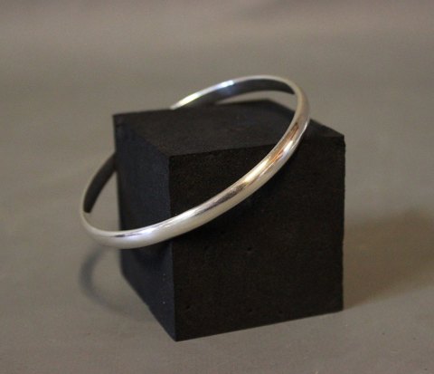 Bangle in 925 sterling silver, stamped R.S.
5000m2 showroom.