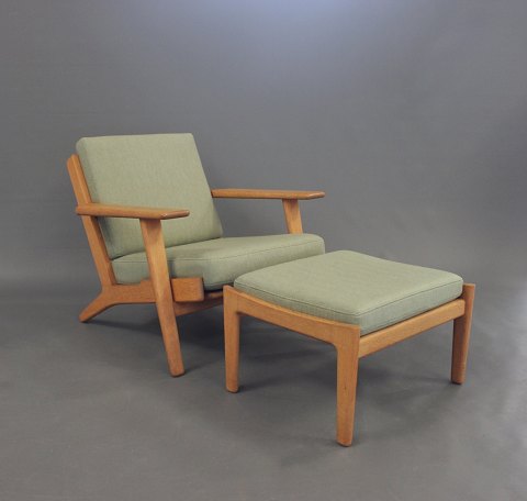 Armchair, model GE290, and matching stool, by Hans J. Wegner and  GETAMA.
5000m2 showroom.