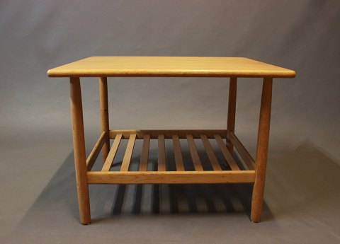 Sofabord/sidebord i egetræ fremstillet af Vitzé af dansk design fra 1960erne.
5000m2 udstilling.