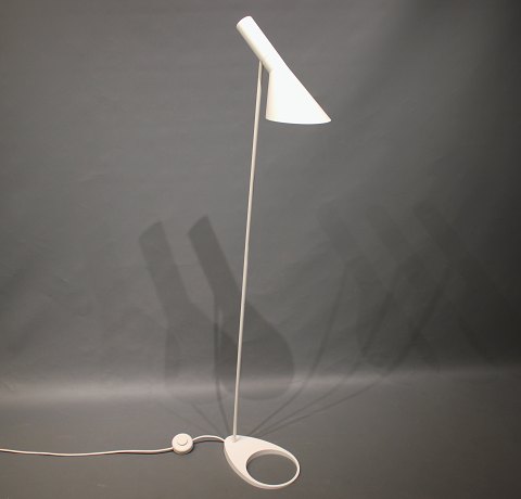 Hvid gulvlampe designet af Arne Jacobsen i 1960 og fremstillet af Louis Poulsen. 

5000m2 udstilling.
