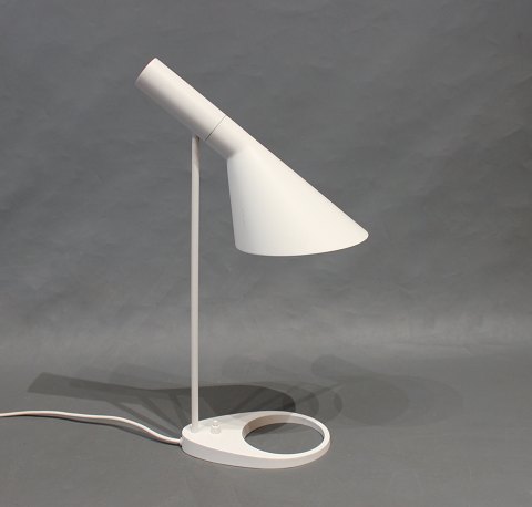 Arne Jacobsen, white tablelamp, designed in 1960 and manufactured by Louis 
Poulsen.
5000m2 showroom.
