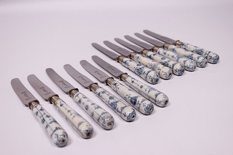 2 pcs. blue fluted knives with steel blades.
5000m2 showroom.
