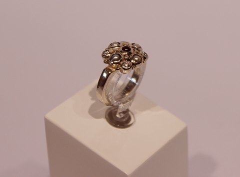 Ring with amber, mother of pearl and small stones, stamped JAR and of 925 
sterling silver.
5000m2 showroom.