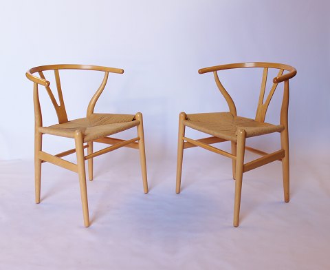 Sæt af 2 Y-stole, model CH24, i bøg og naturflet af Hans J. Wegner og Carl 
Hansen & Søn.
5000m2 showroom.