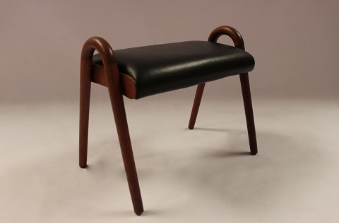 Stool in teak and black classic leather by Vilhelm Lauritzen from the 1960s.
5000m2 showroom.