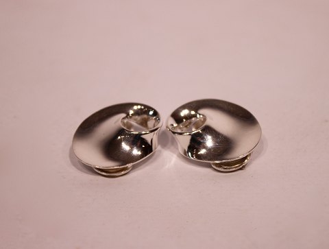 A pair of clip on earrings, no.: 142 by Georg Jensen of 925 sterling silver.
5000m2 showroom.