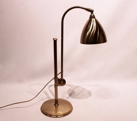 Bestlite bordlampe model BL1, guld farvet, designet af Robert Dudley Best i 1930 
og fremstillet af GUBI.
5000m2 udstilling.