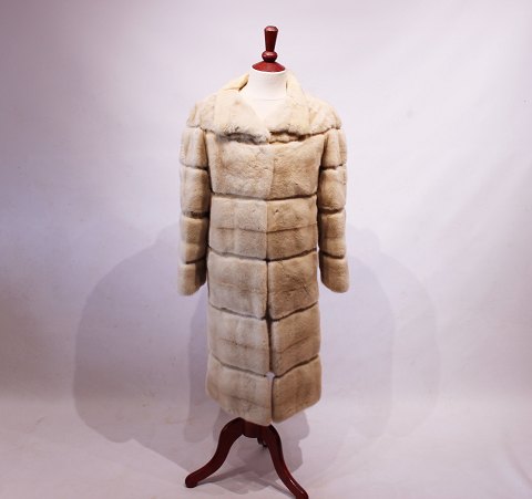 Lang pels frakke af lys mink fra Brdr. Axel Petersen.
5000m2 udstilling.
